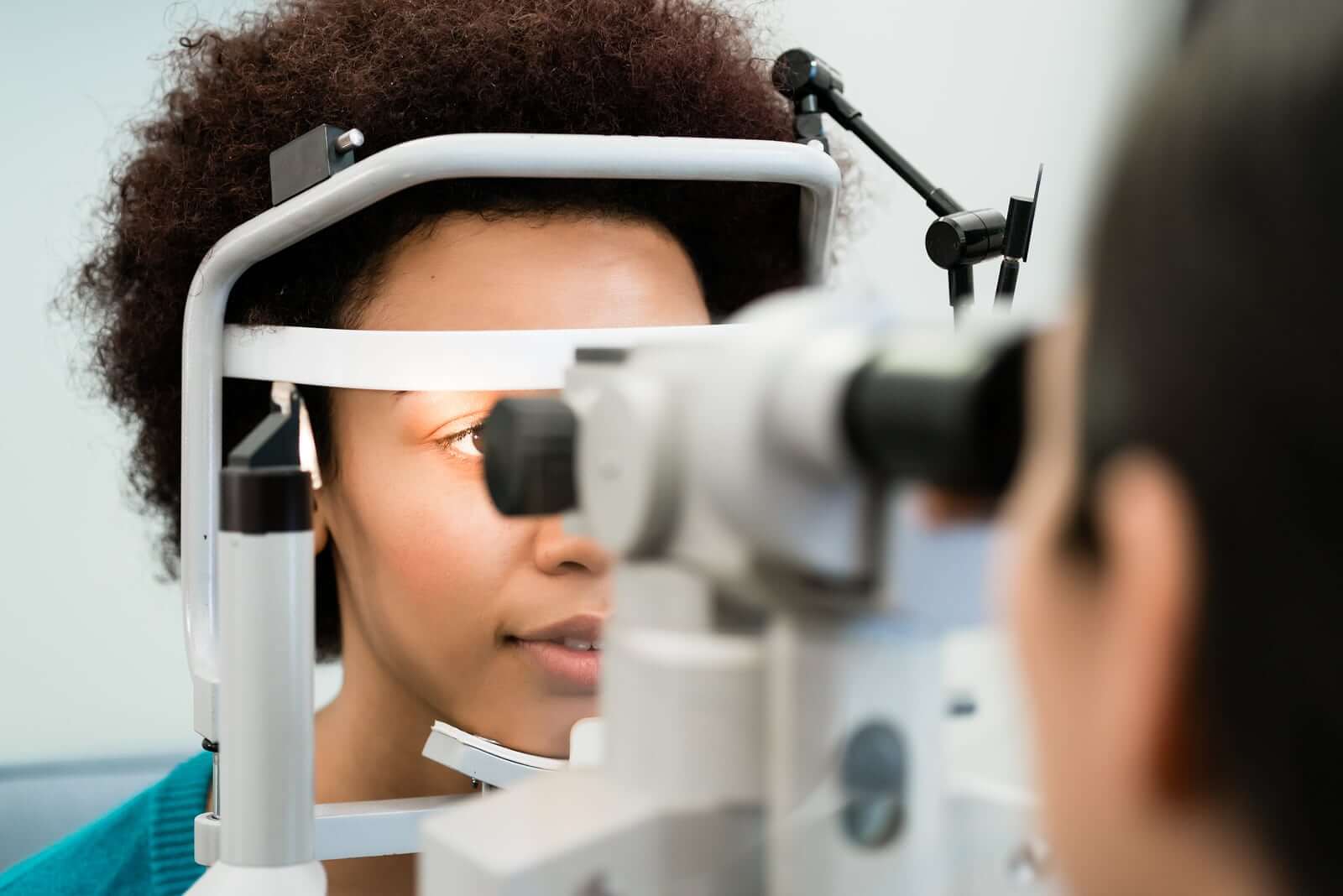 Mulher no tratamento de oftalmologia saude ocular