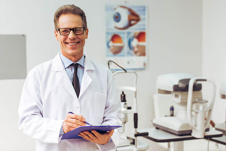 Dr oftamologista sorrindo